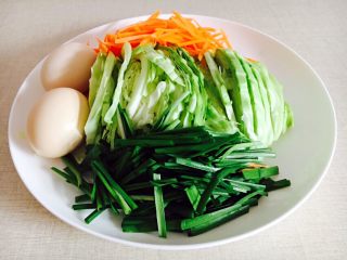 5、香辣肉末炒面,准备鸡蛋2个,洋白菜、胡萝卜、韭菜全部切好装盘备用。