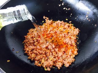 11、香辣肉末炒面,倒入适量料酒。