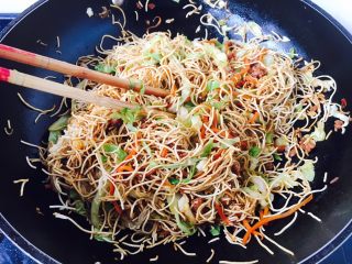 16、香辣肉末炒面,改用筷子不断搅拌面,目的是搅散面,翻炒一会儿。