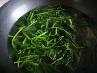 2、新文美食  番茄打卤菠菜面,放入开水锅烫一下水捞出来。