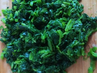 4、新文美食  番茄打卤菠菜面,在切成段。