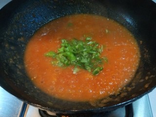 11、新文美食  番茄打卤菠菜面,加入螺丝椒炒均匀，加入适量盐，最后放入香菜炒均匀即可。