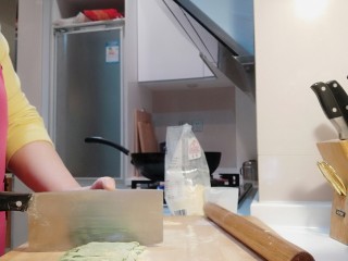 16、新文美食  番茄打卤菠菜面,折叠好切成丝。