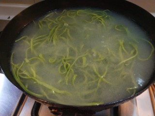 17、新文美食  番茄打卤菠菜面,下锅煮面条了。