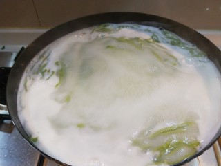 18、新文美食  番茄打卤菠菜面,开锅加入一点冷水，在开锅关火捞面条了。