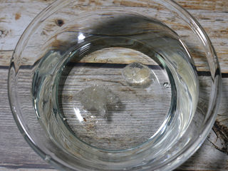 1、炎炎夏日养颜神器～枸杞红枣炖雪燕，持续饮用让你嫩爆天际,将雪燕泡发，建议晚上睡前10点开始泡发（雪燕泡发时间10小时以上），一人分量一颗足矣（雪燕泡发后的体质是原来的30-50倍）。