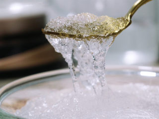 2、炎炎夏日养颜神器～枸杞红枣炖雪燕，持续饮用让你嫩爆天际,.泡发后的雪燕冲洗干净，杂质可以用镊子夹出，再冲洗干净。