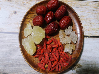 3、炎炎夏日养颜神器～枸杞红枣炖雪燕，持续饮用让你嫩爆天际,将枸杞，红枣（建议切片去核）洗净待用。