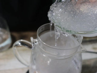 4、炎炎夏日养颜神器～枸杞红枣炖雪燕，持续饮用让你嫩爆天际,将洗净的雪燕放到炖盅。