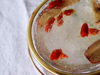 5、炎炎夏日养颜神器～枸杞红枣炖雪燕，持续饮用让你嫩爆天际,加入切片去壳红枣，枸杞，炖20分钟，再加冰糖炖5-10分钟即可。