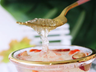 6、炎炎夏日养颜神器～枸杞红枣炖雪燕，持续饮用让你嫩爆天际,待炖煮时间到，开盖凉几分钟出锅。