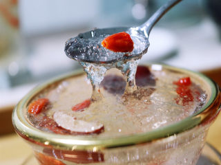 7、炎炎夏日养颜神器～枸杞红枣炖雪燕，持续饮用让你嫩爆天际,一盅红枣枸杞炖雪燕就完成了。