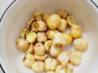 1、莲子银耳羹,莲子提前泡五个小时