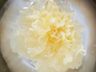 2、莲子银耳羹,银耳提前泡五个小时
