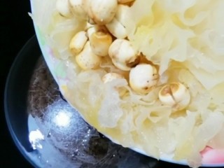 3、莲子银耳羹,把银耳和莲子放入压力锅里