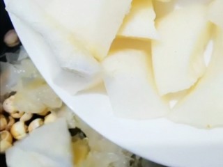 4、莲子银耳羹,加入梨
