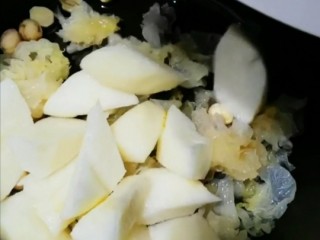 5、莲子银耳羹,加入梨