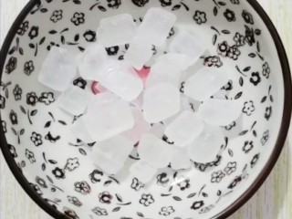 6、莲子银耳羹,冰糖备用