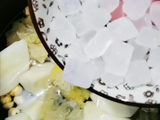 7、莲子银耳羹,把冰糖倒入压力锅里，加入一碗半水