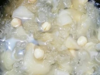 8、莲子银耳羹,盖上盖，按煲豆件