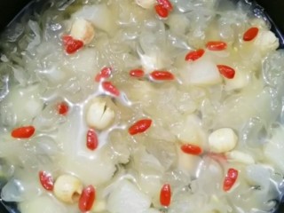 9、莲子银耳羹,做好的莲子银耳羹