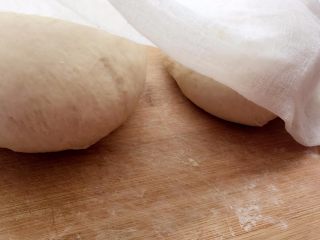 7、法式蓝带面包,按压排气再摔打折叠的方式揉至光滑，盖上湿布静置15分钟；