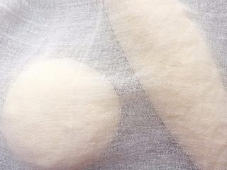 10、法式蓝带面包,盖上湿布大约发酵1小时45分钟，到原来面团的2倍大小；
