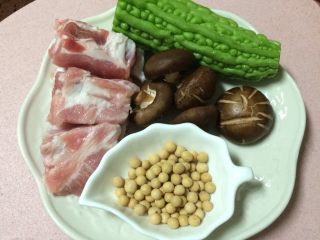 1、焖烧罐凉瓜黄豆排骨汤,主食材全部准备好：排骨、凉瓜、黄豆、香菇