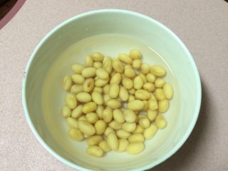2、焖烧罐凉瓜黄豆排骨汤,首先把黄豆用温水浸泡4个小时以上，我是早上浸泡的，中午做的汤