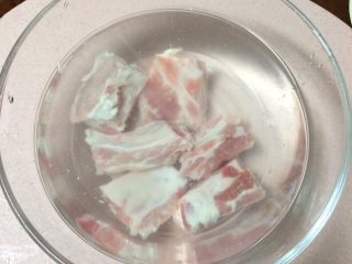 3、焖烧罐凉瓜黄豆排骨汤,排骨是这种小肋排，直接剁好的小块排骨，在清水中浸泡浸泡2小时以上去血水，中途多换几次水