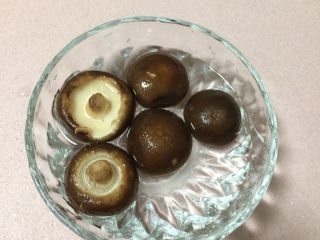 4、焖烧罐凉瓜黄豆排骨汤,香菇取小朵的，在温水中洗干净