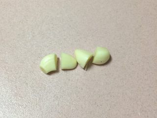 8、焖烧罐凉瓜黄豆排骨汤,蒜两瓣分别切成一开二就可以