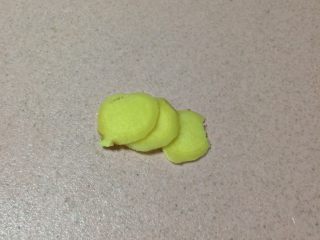 9、焖烧罐凉瓜黄豆排骨汤,姜切3片备用