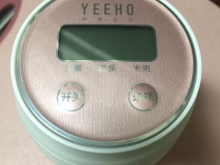 11、焖烧罐凉瓜黄豆排骨汤,盖上盖子顺时针拧紧预热5分钟