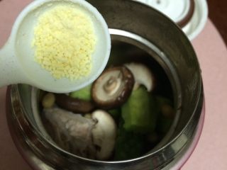 14、焖烧罐凉瓜黄豆排骨汤,放入适量鸡精