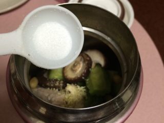 15、焖烧罐凉瓜黄豆排骨汤,放入盐少量