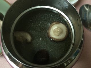 20、焖烧罐凉瓜黄豆排骨汤,焖好后，逆时针方向打开盖子，美味的汤就做好了