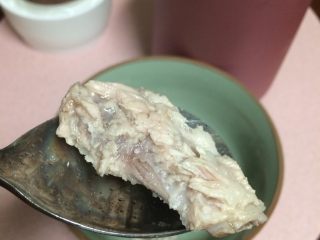 21、焖烧罐凉瓜黄豆排骨汤,细看一下排骨有没有熟，咬一口已经脱骨，非常美味，太赞了????.