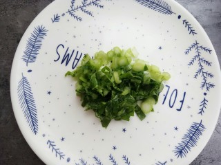 6、宝宝辅食~田园排骨粥,广东菜心切碎