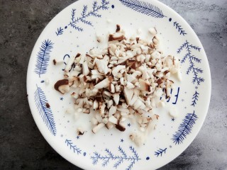 7、宝宝辅食~田园排骨粥,香菇切碎,这种花香菇肉质肥厚特别好吃