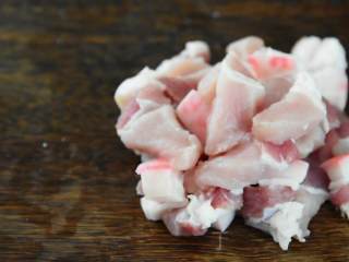 1、超好吃的老干妈五花肉焖饭，让你不用付出很多也能享受到美食,五花肉切成大肉丁。