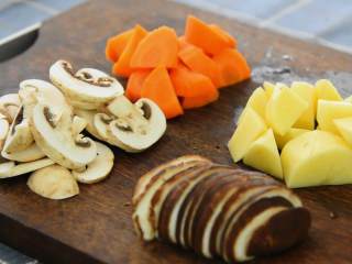 2、超好吃的老干妈五花肉焖饭，让你不用付出很多也能享受到美食,胡萝卜、土豆、蘑菇、香菇切片备用。