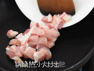 3、超好吃的老干妈五花肉焖饭，让你不用付出很多也能享受到美食,锅烧热，小火炒出肥油。