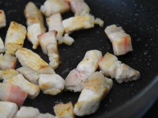 4、超好吃的老干妈五花肉焖饭，让你不用付出很多也能享受到美食,煎至金黄。