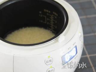 5、超好吃的老干妈五花肉焖饭，让你不用付出很多也能享受到美食,米淘净（水少于平时煮饭用的水）。