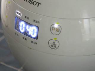 6、超好吃的老干妈五花肉焖饭，让你不用付出很多也能享受到美食,开启煮饭模式后再加热一次。