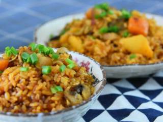 7、超好吃的老干妈五花肉焖饭，让你不用付出很多也能享受到美食,撒些葱花，搅拌均匀即可。