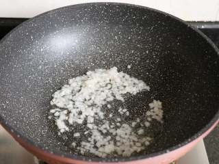 4、番茄肉酱拌面,热锅后倒入适量玉米油，再倒入洋葱煸炒出香味；