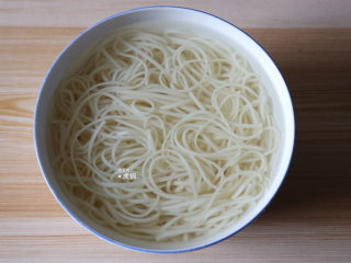 10、番茄肉酱拌面,捞出面条放入冷开水里过一道；