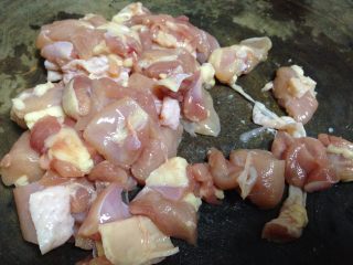 1、鸡丁炒土豆,鸡边腿洗净去骨切大丁